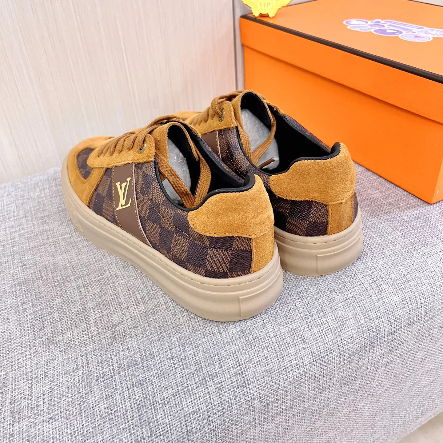 🚘🚘Factory batch 400💰[LV]🔥Louis Vuitton, high-end men's shoes brand, official website 1:1 latest masterpiece: the upper is made of first-layer cowhide imported from Italy with a comfortable and breathable lining➕original non-slip and wear-resistant outsole🔥, making walking more convenient and comfortable! An exclusive new model, a stunning work, a beautiful 1:1 replica [color] compared to the official quality! Create a fashionable personality to set off your uniqueness! A must-have for trendy men! Classic🔥Size: 38-44 Color: 🔥 2⃣️colors available🔥